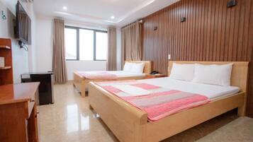 Quadruple Room | Minibar, laptop workspace, iron/ironing board, free WiFi