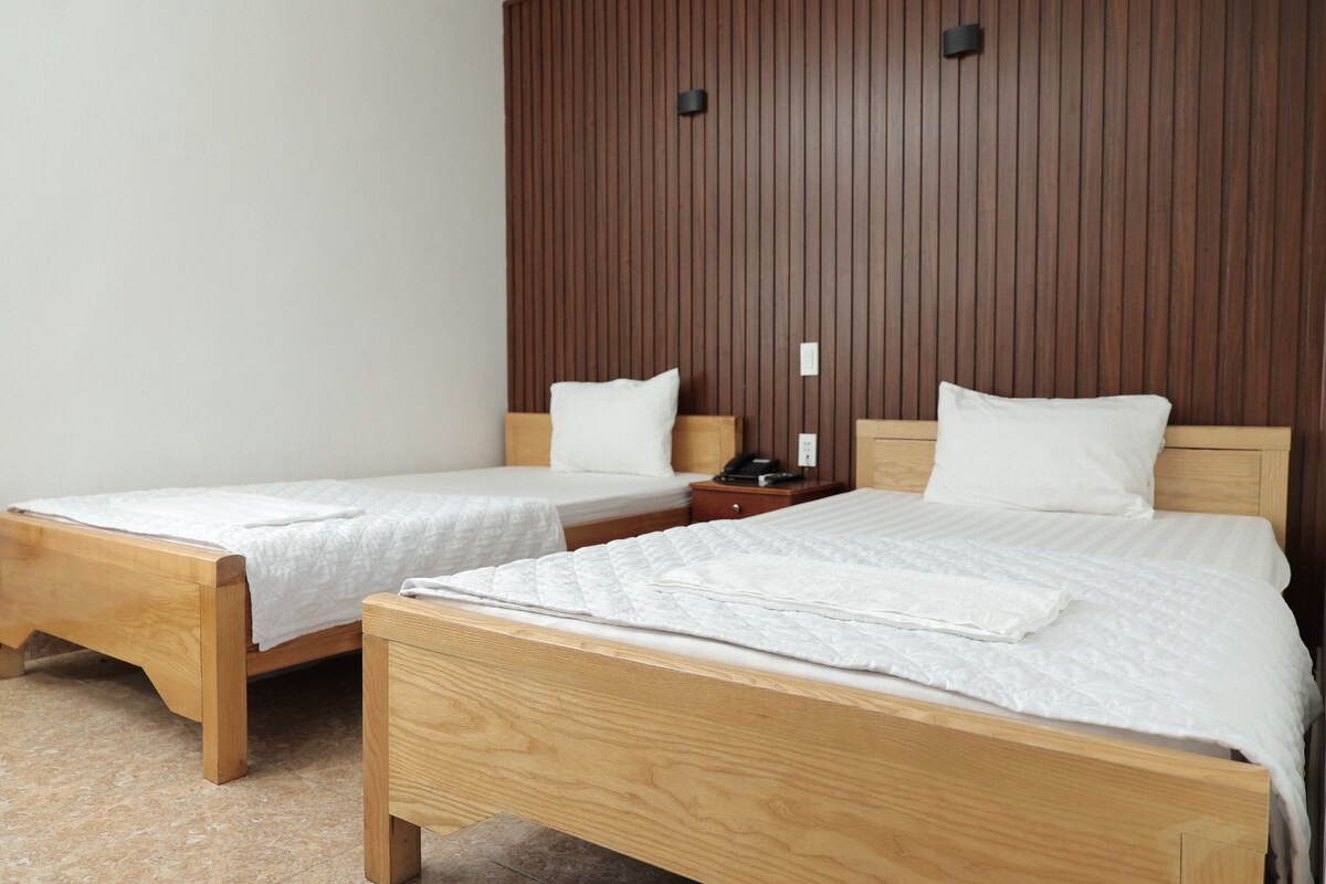 Kamer, 1 twee- of 2 eenpersoonsbedden | Een minibar, een laptopwerkplek, een strijkplank/strijkijzer