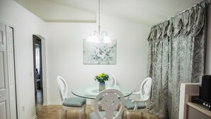 Dining - Emely's place 

5 minutes from Jacksonville international airport (Jacksonville)