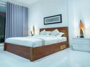 Escritorio, espacio para trabajar con laptop y wifi gratis 