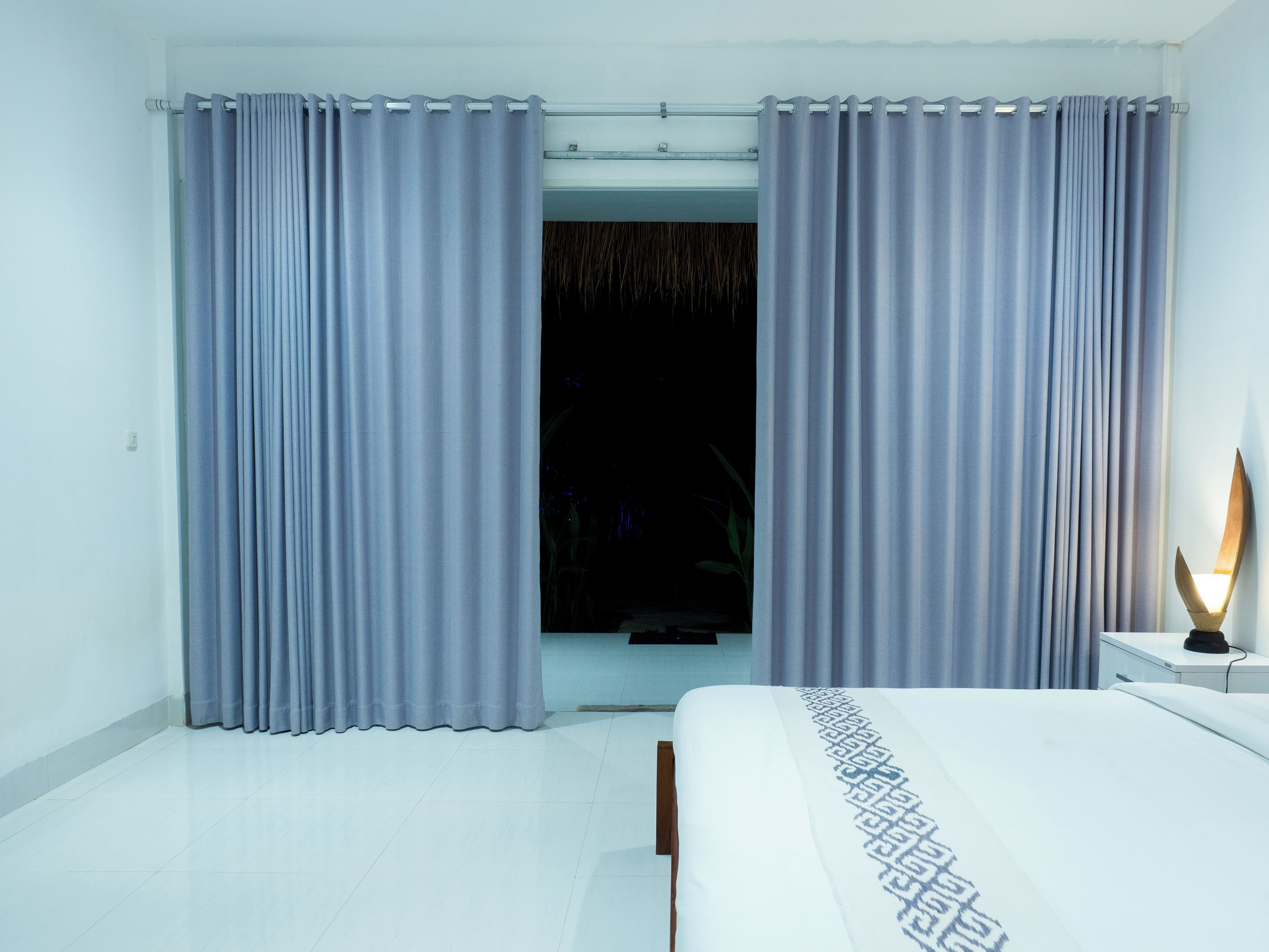 Escritorio, espacio para trabajar con laptop y wifi gratis 