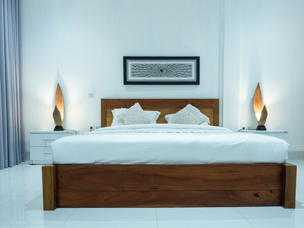 Comfort Double Room, Courtyard View | Desk, laptop workspace, free WiFi - Turtle House Lombok (Kuta)