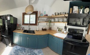 冷蔵庫、電子レンジ、オーブン、コンロ