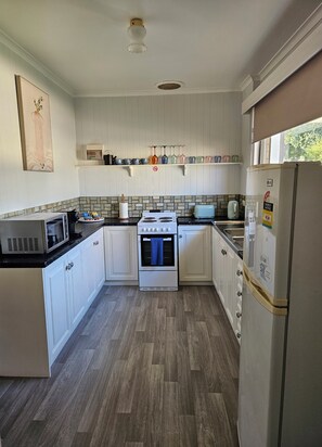 Kühlschrank, Mikrowelle, Ofen, Toaster