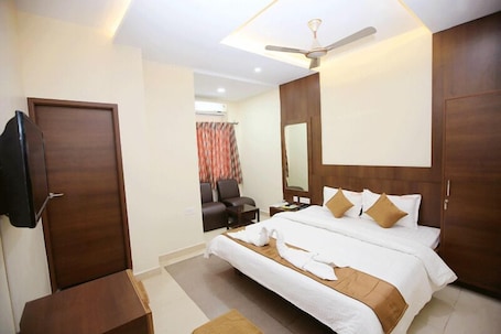Desk, laptop workspace, free WiFi. Udayam Towers Hotel Porur