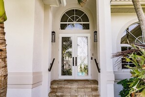 تفاصيل الفندق من الخارج