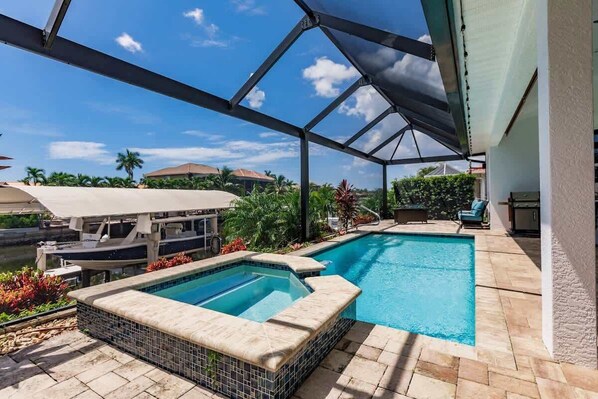 Een verwarmd zwembad