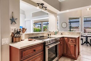 ثلاجة، ميكروويف، فرن، موقد طهي مسطح