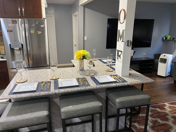 Dining - Charming 1-bedroom house with WiFi, AC in amazing Queens (Queens)