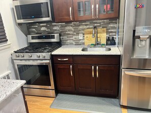 Fridge, microwave, oven, stovetop - Charming 1-bedroom house with WiFi, AC in amazing Queens (Queens)