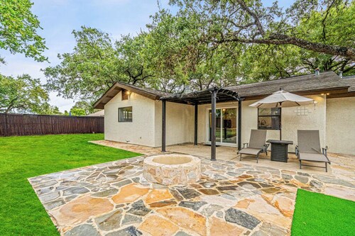 Charming! 4 beds, 2 bath, Hot tub and fitness rooms, Sleeps 13