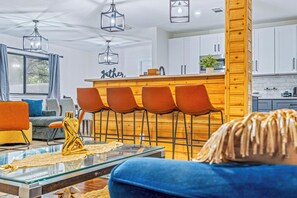 Interior - Charming! 4 beds, 2 bath, Hot tub and fitness rooms, Sleeps 13 (San Antonio)