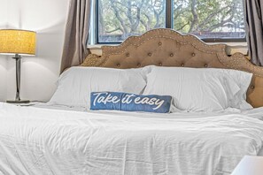 4 bedrooms, desk, iron/ironing board, free WiFi
