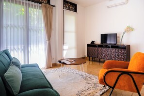 Two Bedrooms Private Pool | Zona de estar | Una televisión de pantalla plana