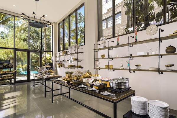 Petit déjeuner buffet servi tous les jours en supplément