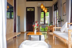 Two Bedrooms Private Pool | Zona de estar | Una televisión de pantalla plana