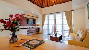One Bedroom Private Pool | Oturma alanı | Düz ekran televizyon