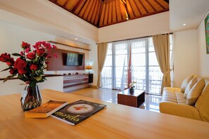 One Bedroom Private Pool | Wohnbereich | Flachbildfernseher