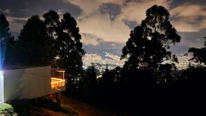 A modern house with a balcony overlooking a cityscape at night. - Cabaña en la Montaña con Vista a la Ciudad Desde el Jacuzzi (Medellín)