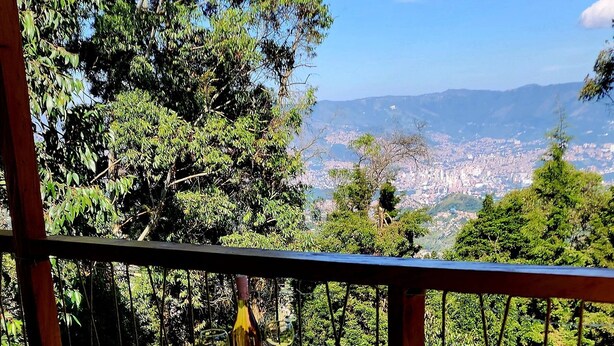A hot tub with a clear view of a cityscape and trees in the background. - Cabaña en la Montaña con Vista a la Ciudad Desde el Jacuzzi (Medellín)