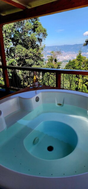 Outdoor spa tub