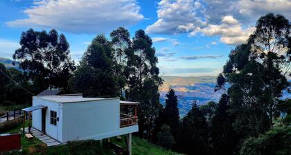 Cabaña en la Montaña con Vista a la Ciudad Desde el Jacuzzi