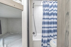 Secador de cabelo, toalhas de banho, sabonete, shampoo