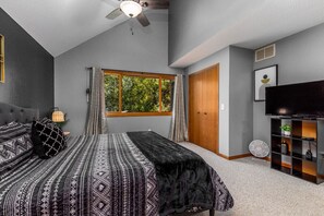 3 bedrooms, desk, iron/ironing board, free WiFi - Ironwood Galena Getaway: Luxe 3 Bed, 2.5 Bath (Galena)