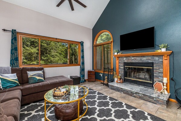 Smart TV, fireplace - Ironwood Galena Getaway: Luxe 3 Bed, 2.5 Bath (Galena)