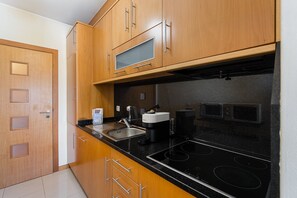 Fridge, microwave, oven, coffee/tea maker - GuestReady - Hideaway in Porto (Porto)