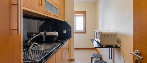 Fridge, microwave, oven, coffee/tea maker