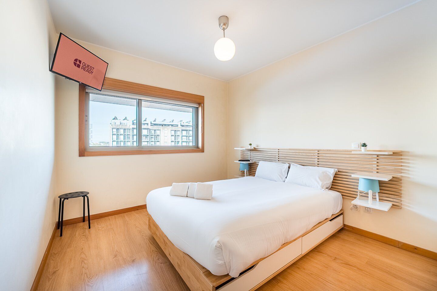 1 slaapkamer, een strijkplank/strijkijzer, internet, beddengoed