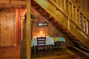 Un intérieur en bois avec un escalier, une table avec une lampe et une pancarte sur laquelle on peut lire : « Nous avons confiance. »