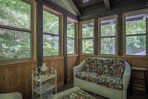 Een televisie en een open haard