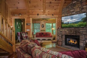 Een televisie en een open haard