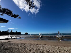 Surfing/boogie boarding - Waiake Beach Apartments (Auckland)