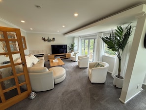 Deluxe Apartment, Non Smoking, Park View | Living area