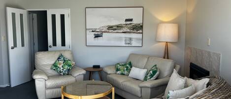 Deluxe Apartment, Non Smoking, Park View | 2 bedrooms, premium bedding, Tempur-Pedic beds, in-room safe