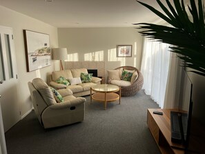 Deluxe Apartment, Non Smoking, Park View | Living area | 65-inch flat-screen TV with digital channels, TV, Netflix - Waiake Beach Apartments (Auckland)