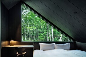 Minibaari (osa tuotteista ilmaisia), tallelokero huoneessa, työpöytä