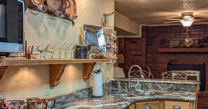 Kühlschrank, Mikrowelle, Herdplatte, Geschirrspüler