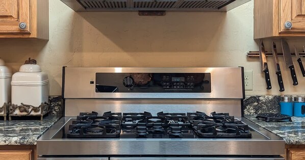 Kühlschrank, Mikrowelle, Herdplatte, Geschirrspüler