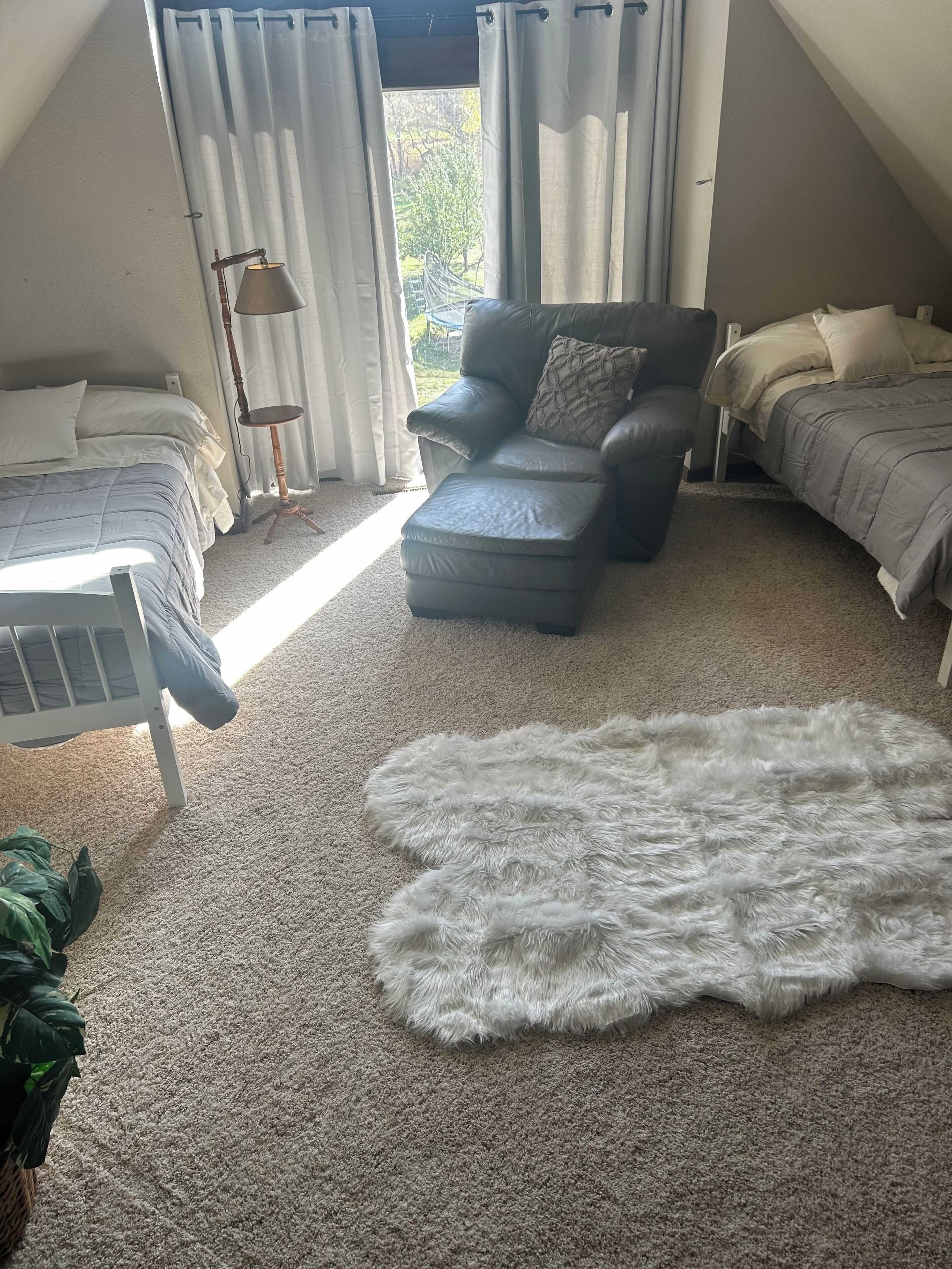 4 bedrooms, desk, iron/ironing board, travel crib