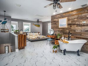 3 slaapkamers, een strijkplank/strijkijzer, gratis wifi, beddengoed