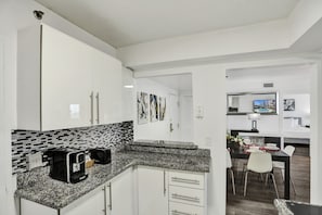Frigorifero, microonde, forno, piano cottura