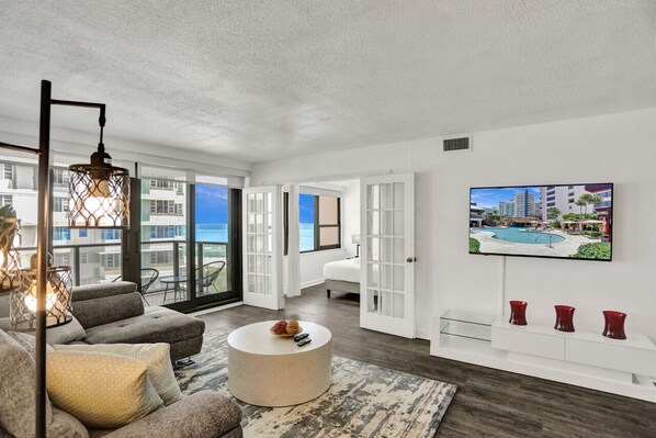 Smart TV - Adorable 2 Bedroom Condo / Beach Service 1110 (Miami Beach)