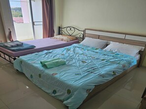 Habitación superior con 2 camas individuales | Escritorio y ropa de cama 
