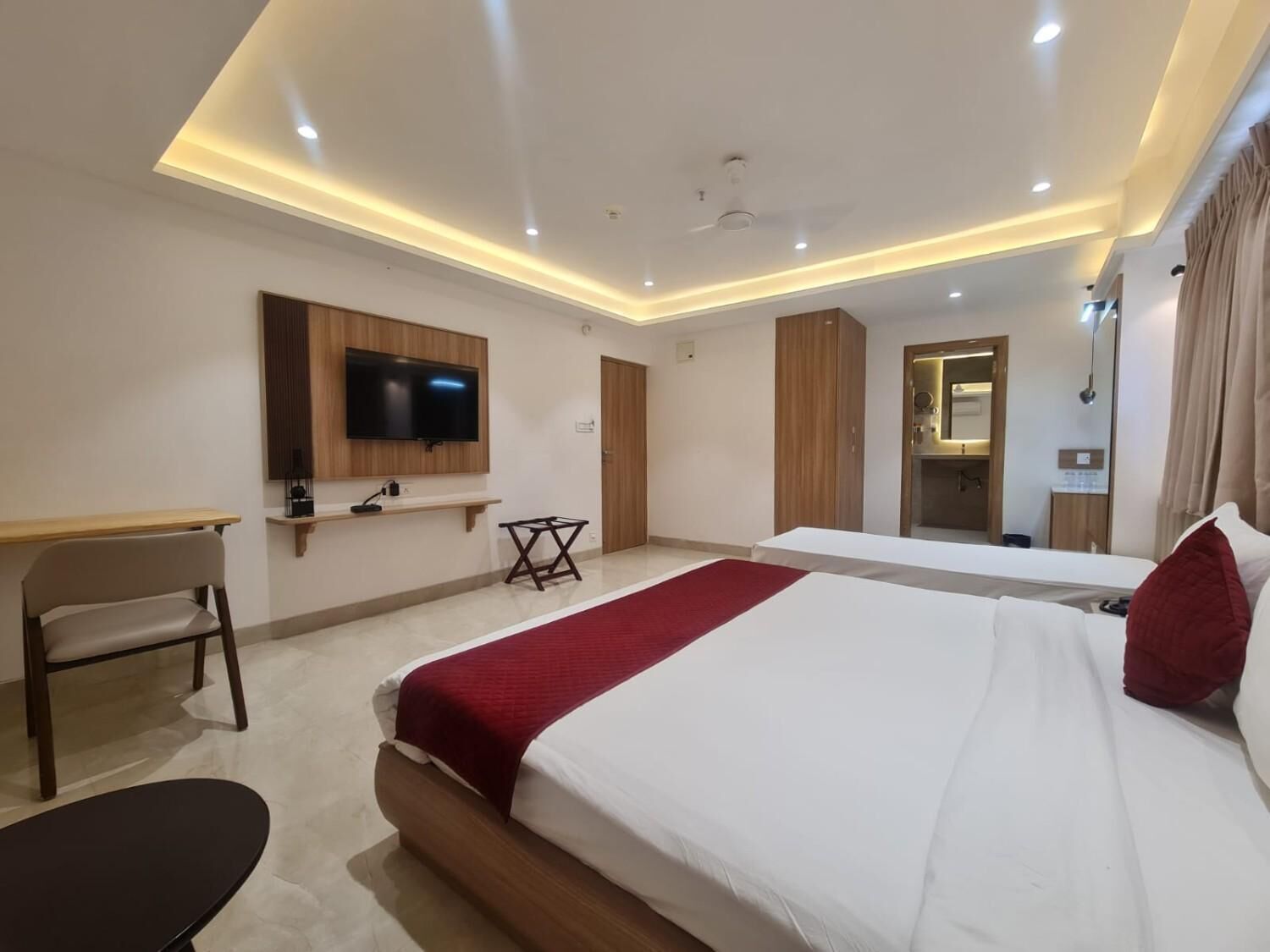 Foto - The Grand Murli Hotel, City Light Road, Surat