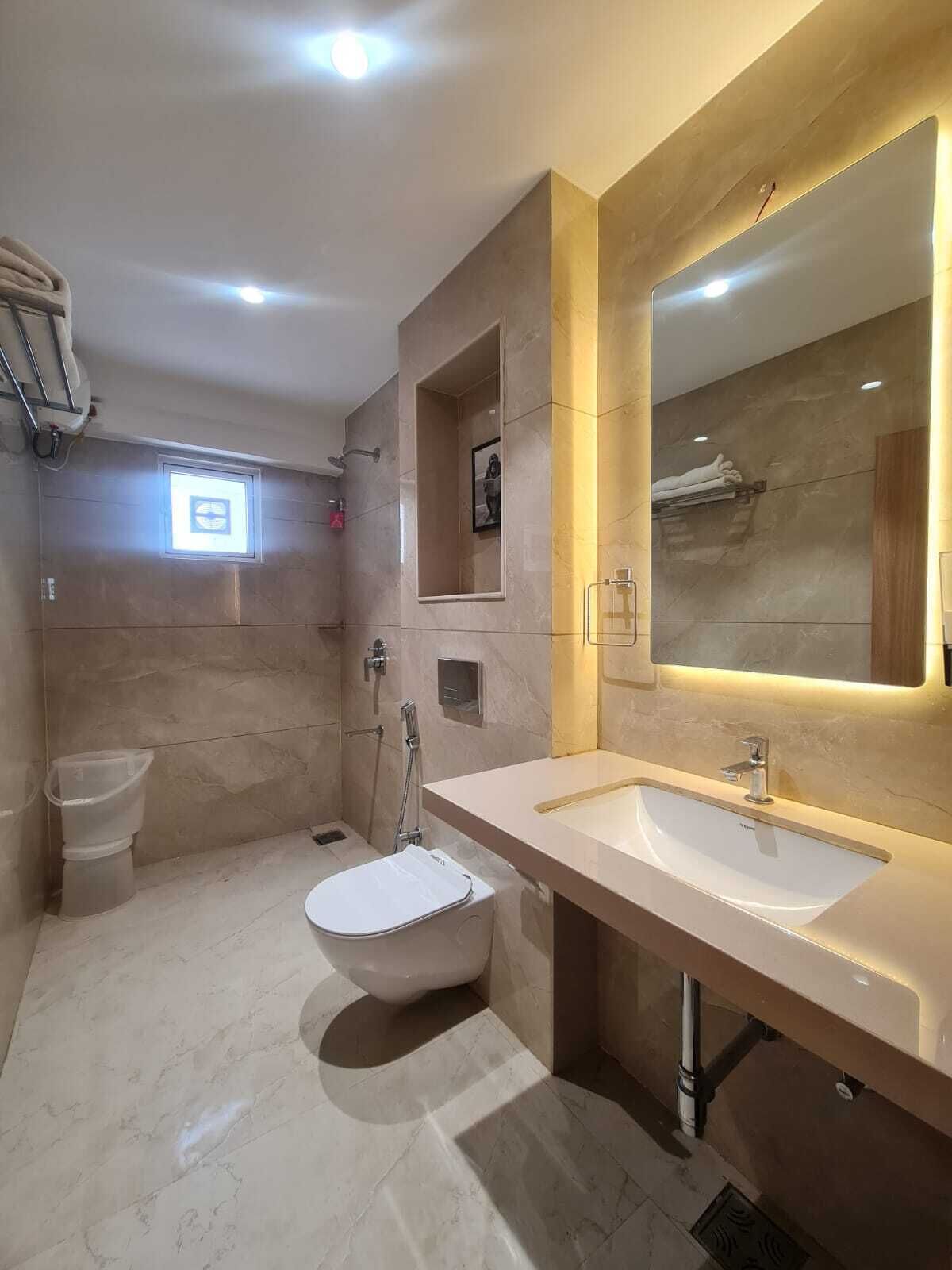 Cortinas blackout, tabla de planchar con plancha y wifi gratis 