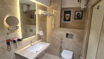 Combined shower/tub, towels, soap, shampoo